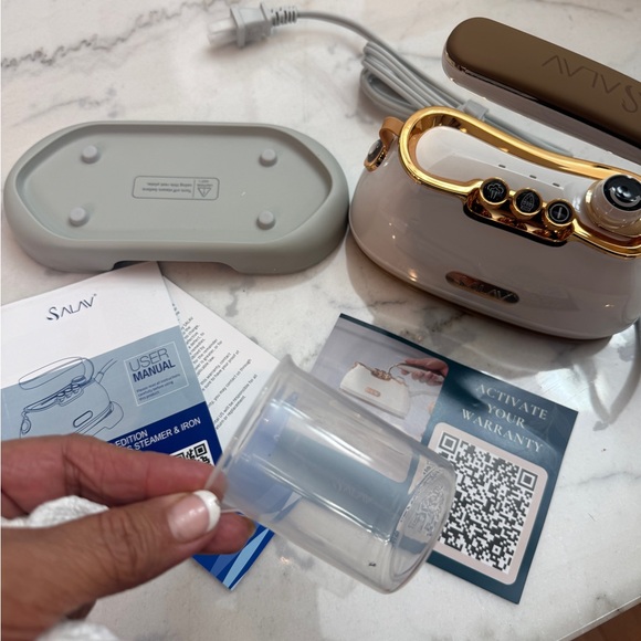 Salav Gold and Cream Garment Steamer - Picture 8 of 11